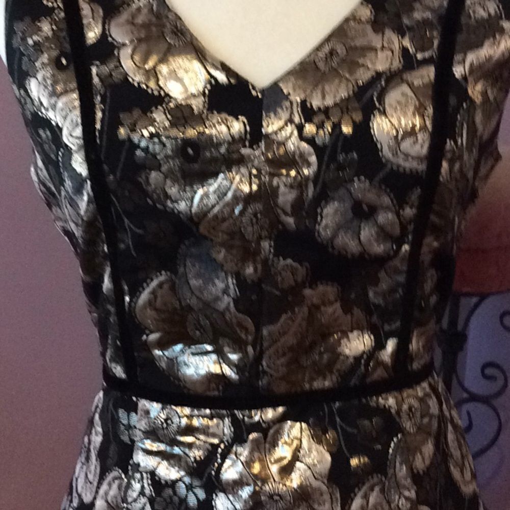 IINA  FOIL FLORAL DRESS - Picture 4 of 7